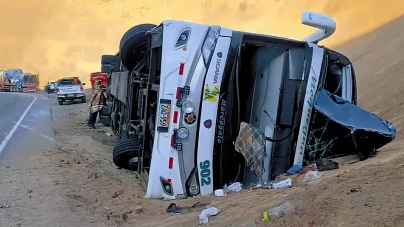Fuerte impacto provocó que el bus se volcara.
