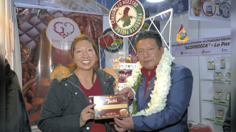 Oferta de productos artesanales en el pabellon de La Paz de la Fexco.