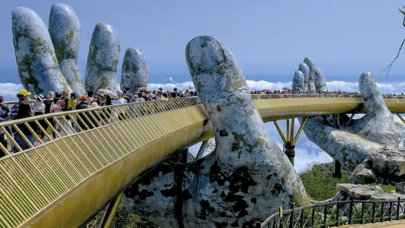 Puente peatonal Cầu Vàng en Vietnam.
