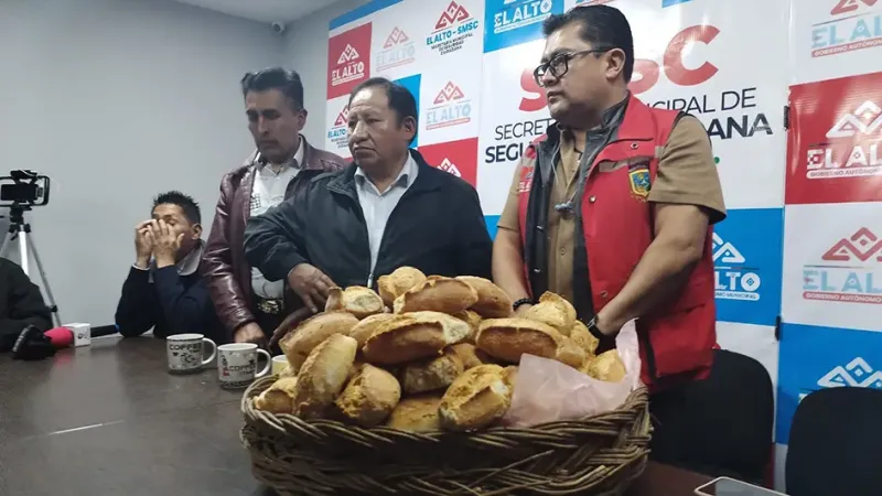 Autoridades de la Alcaldía de El Alto y dirigentes de la Federación de Panificadores.