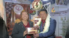 Oferta de productos artesanales en el pabellon de La Paz de la Fexco.