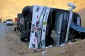 Fuerte impacto provocó que el bus se volcara.